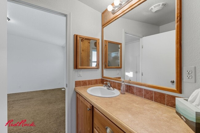 Building Photo - Single-Level 2 Bedroom Home in Washington 55+ Community!