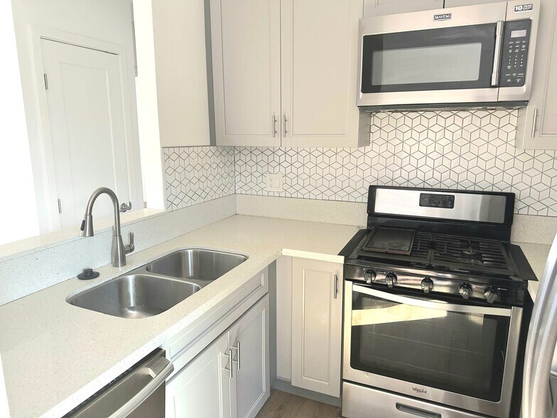 Kitchen - 5256 Meridian St