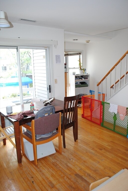 Primary Photo - 31 Henry St