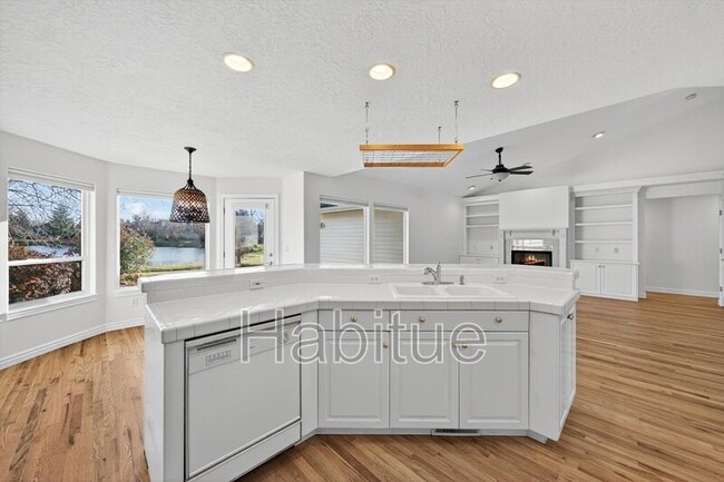 Building Photo - 393 E Trailside Dr