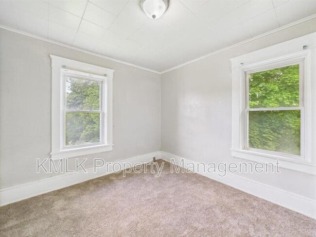 Building Photo - 448 E Voris St