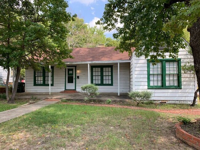 Primary Photo - Spacious 3 Bedroom, 2 Bath Home w/Bonus Room!