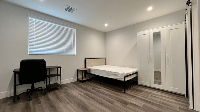 Building Photo - 1530 W 37th St -- Housing near USC/Ktown