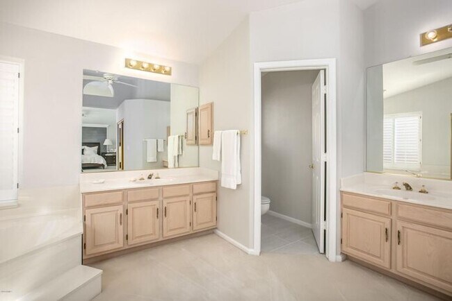 Building Photo - 5 bed 3 bath, 3500 sft in Tempe with pool