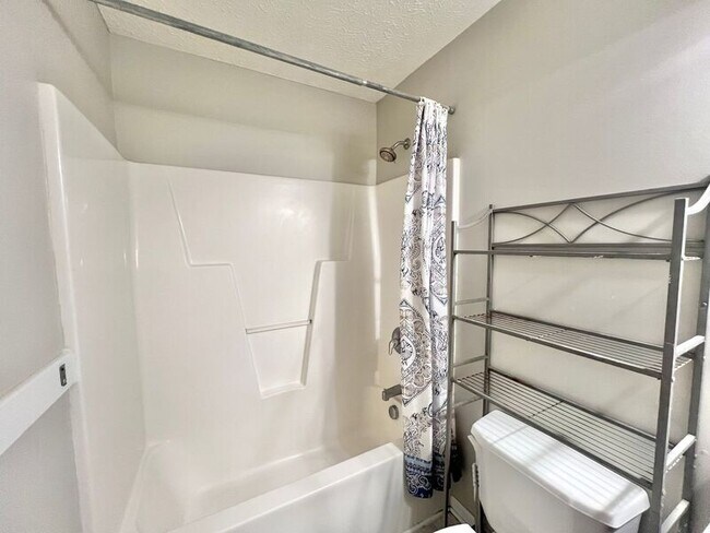 Building Photo - 2019 Spring Creek Dr