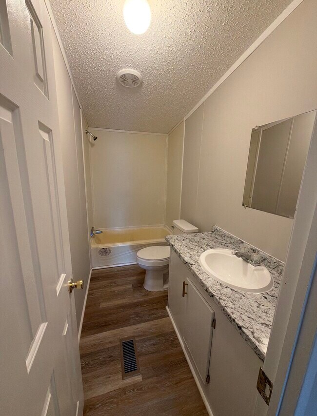 Building Photo - 103 Oak Ct