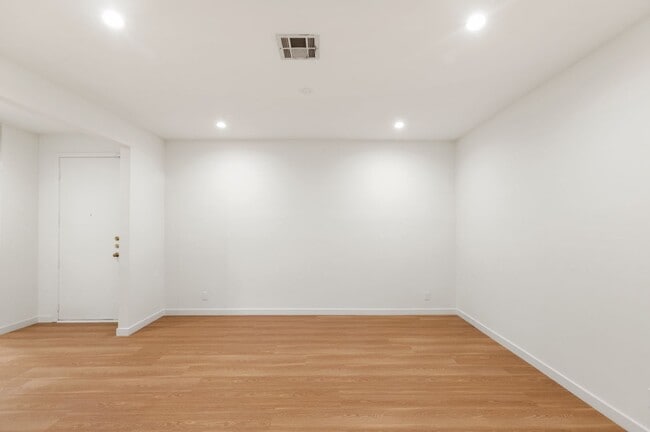 Building Photo - Beverly Hills Prime Location - 2 bed 2.5 bathroom