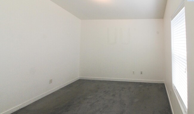 Building Photo - 2 bed, 2 bath townhome in Pasco
