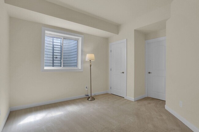 Building Photo - Luxury Living in Meadowvale – 4BR/3.5BA Du...