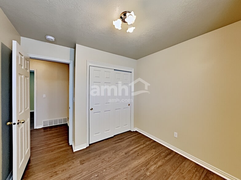 Building Photo - 1365 E 150 S