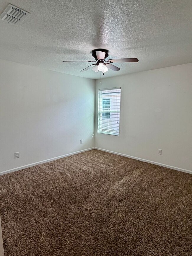 Building Photo - 3/2 GREAT location