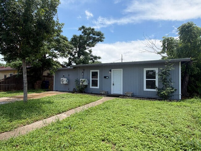 Building Photo - THREE BEDROOM ONE BATH