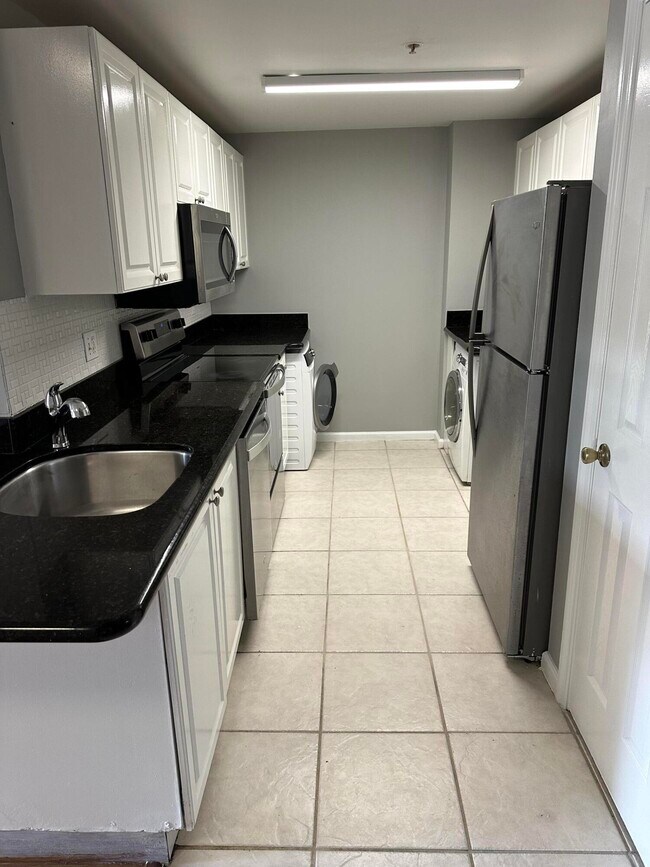 Building Photo - 2080 Greenview Shores Blvd
