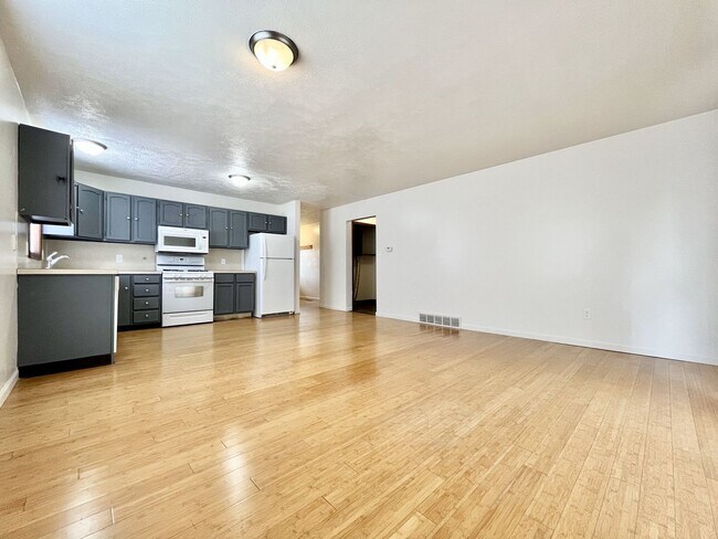 Building Photo - Four Bedroom Duplex in Kentwood