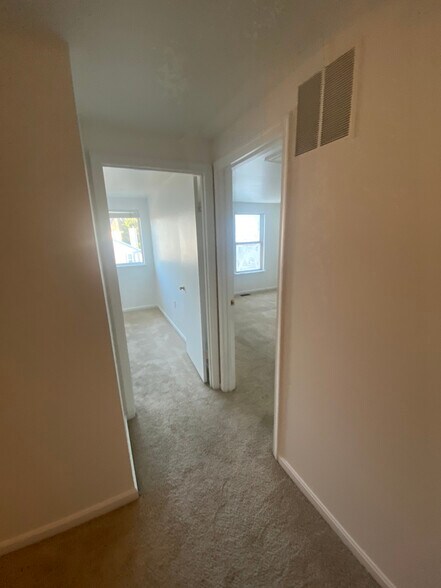 Two rooms second level - 4351 Pembrook Village Dr