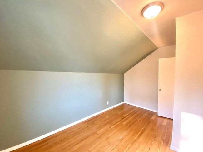 Building Photo - 3 Bedroom 2 Bath - City Compound - A Must ...