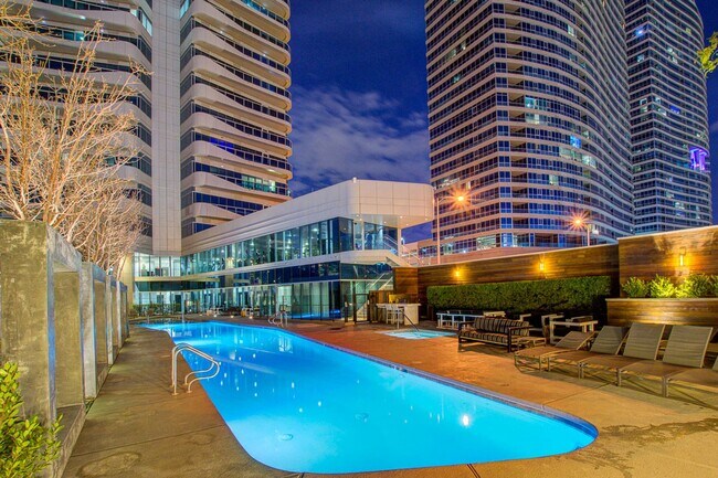 Building Photo - The Martin 1607-City/Strip Views from this...