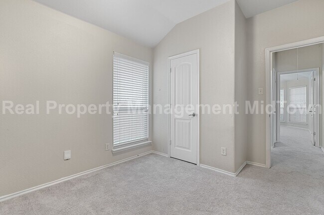 Building Photo - 2035 Karsen Ln