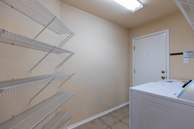 Building Photo - 2476 Medina Dr