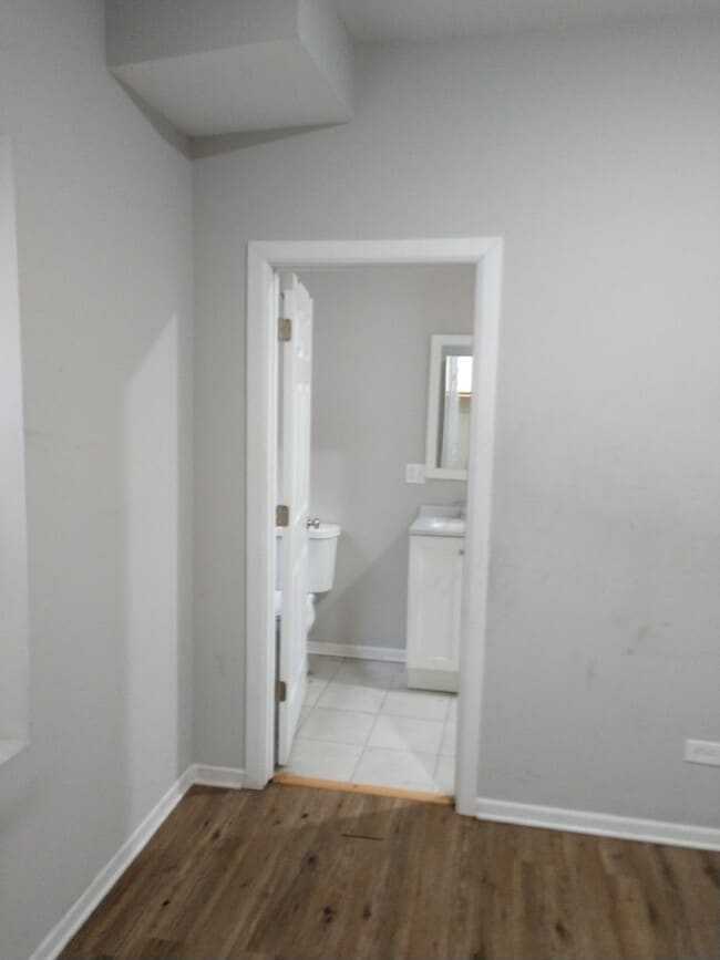 Building Photo - 6219 S Rhodes Ave