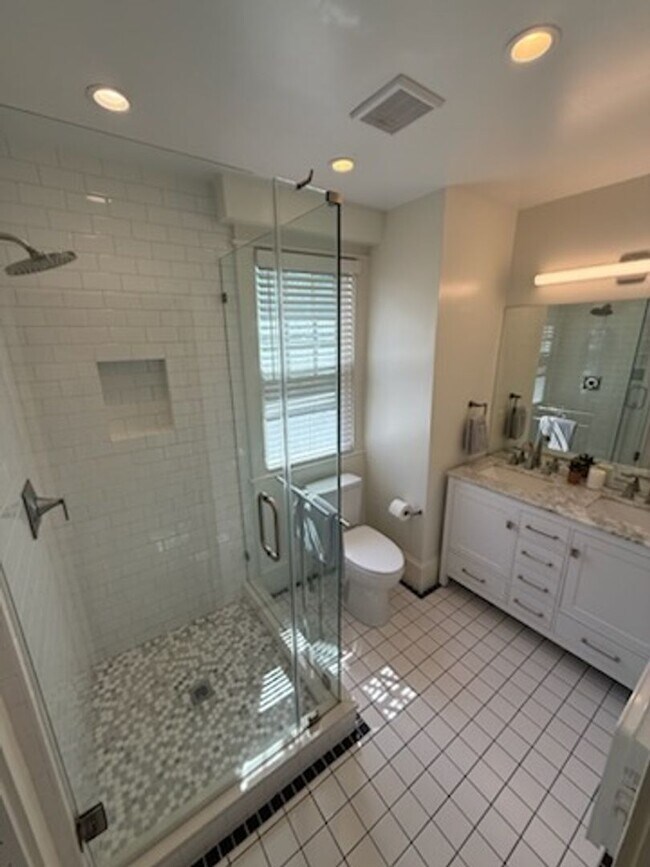 Building Photo - *DREAM LOCATION* 6BR Completely Renovated Duplex