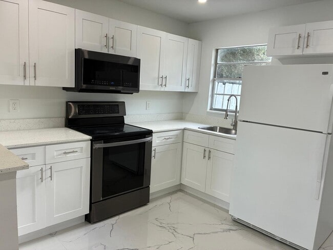 Primary Photo - 4854 Weymouth St