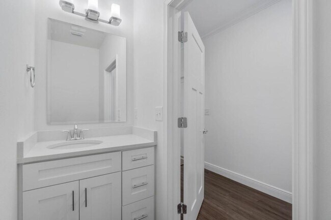 Building Photo - 533 Hill Ln