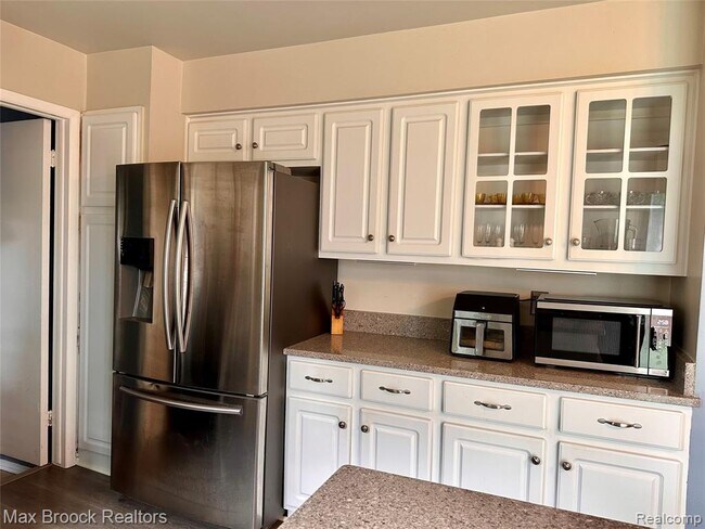 Building Photo - 6942 Leslee Crest Dr