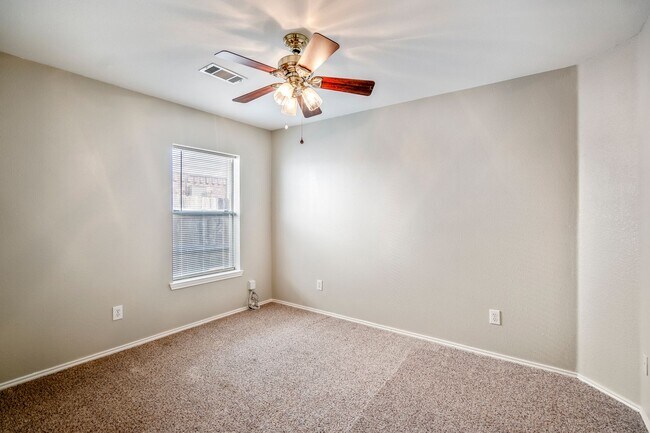 Building Photo - Bright and Beautiful Open-Concept Home!