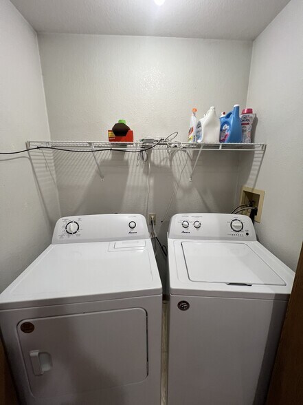 Laundry - 2139 Hummingbird Dr