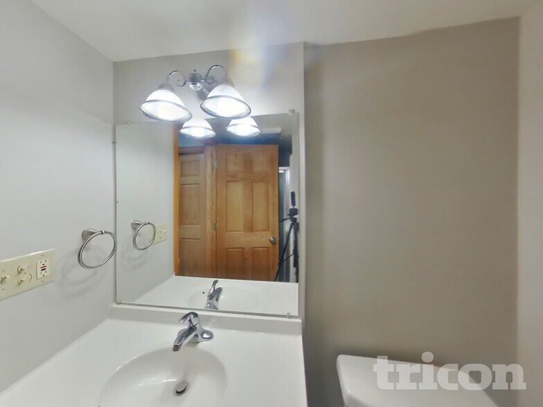 Building Photo - 4845 Orleans Ln N