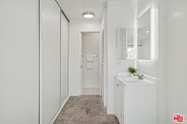 Building Photo - 14850 Hesby St