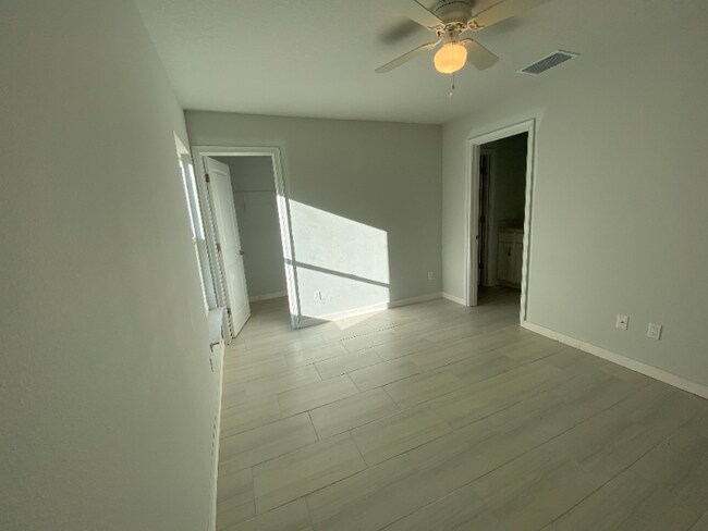 Building Photo - 987 Flomich St