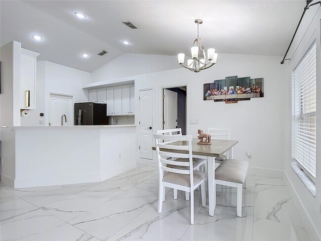 Building Photo - 4934 Lazy Oaks Way