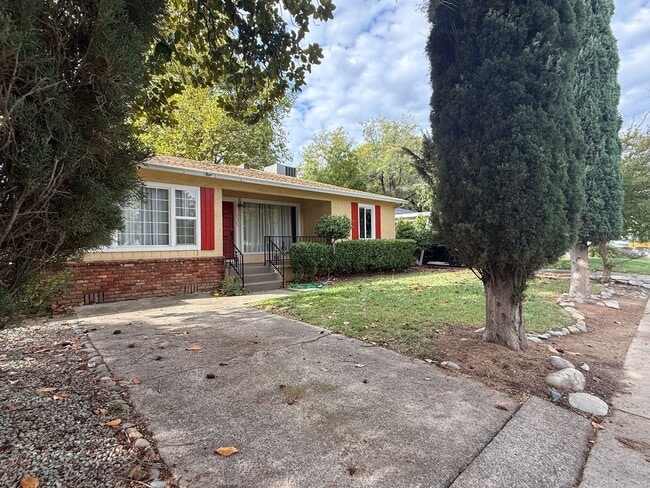 Building Photo - 3-bedroom, 2-bathroom home located in the desirable Garden Tract Subdivision