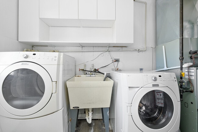 Building Photo - 10838 S Neenah Ave