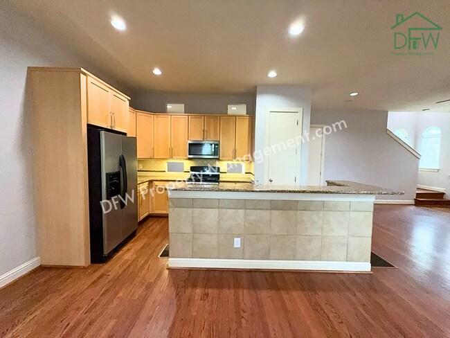 Building Photo - Elegant and Spacious 2-Bedroom Townhome with Rooftop View in Dallas