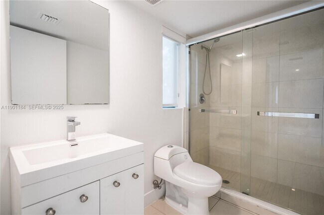 Building Photo - 1985 Bay Dr