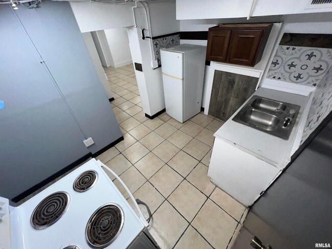 Building Photo - 416 W Main St