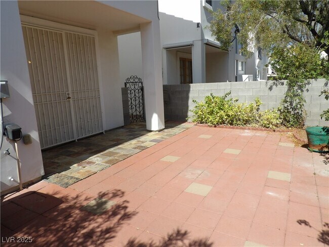 Building Photo - 8765 Villa Alex Ave