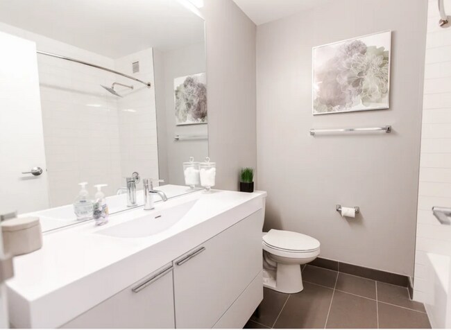 Building Photo - 2645 N Clark St