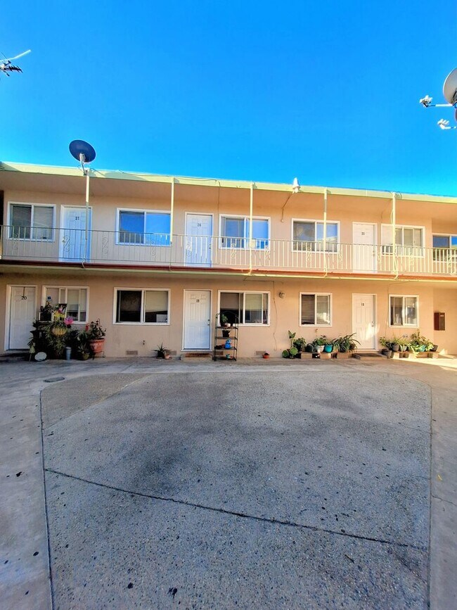 Building Photo - Refurbished 1bd First Floor Apartment With Carport & Laundry & Manager On Site!