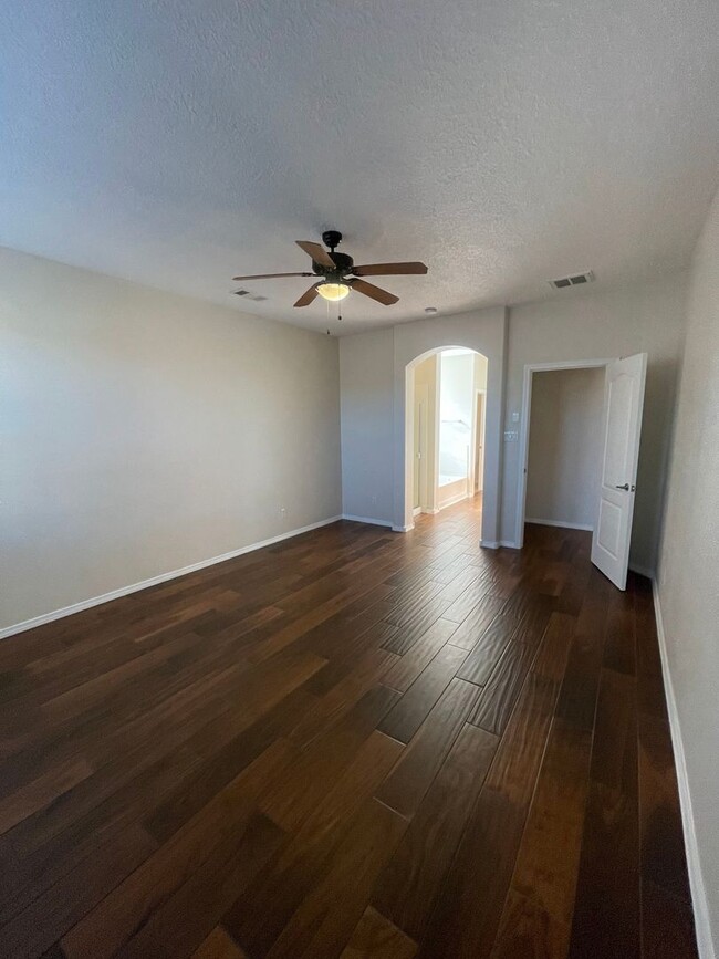 Building Photo - Immaculate 4 bdr, 2 1/2 bath w/2 car garag...