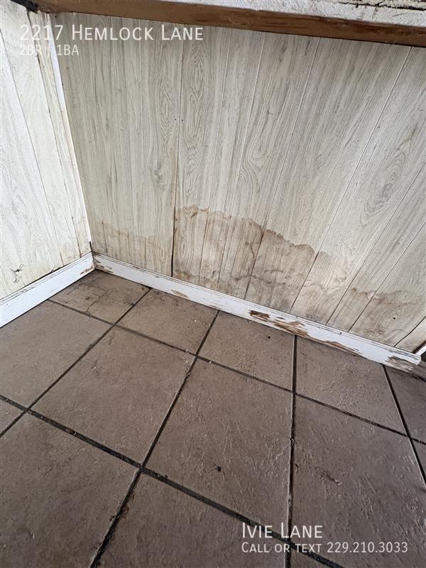 Building Photo - 2217 Hemlock Ln