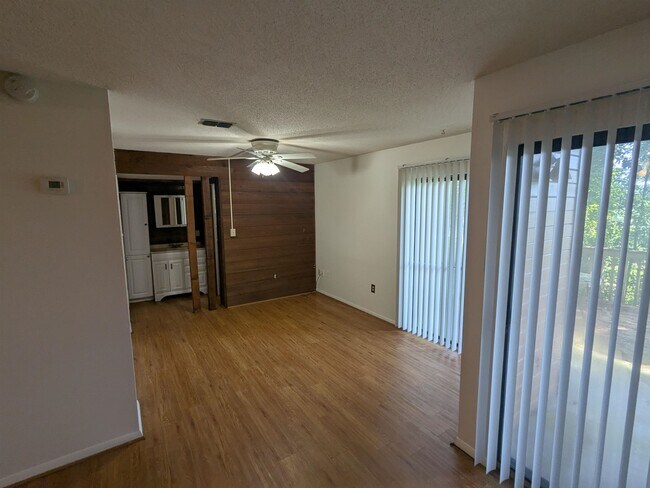 Building Photo - 2885 Par Ln