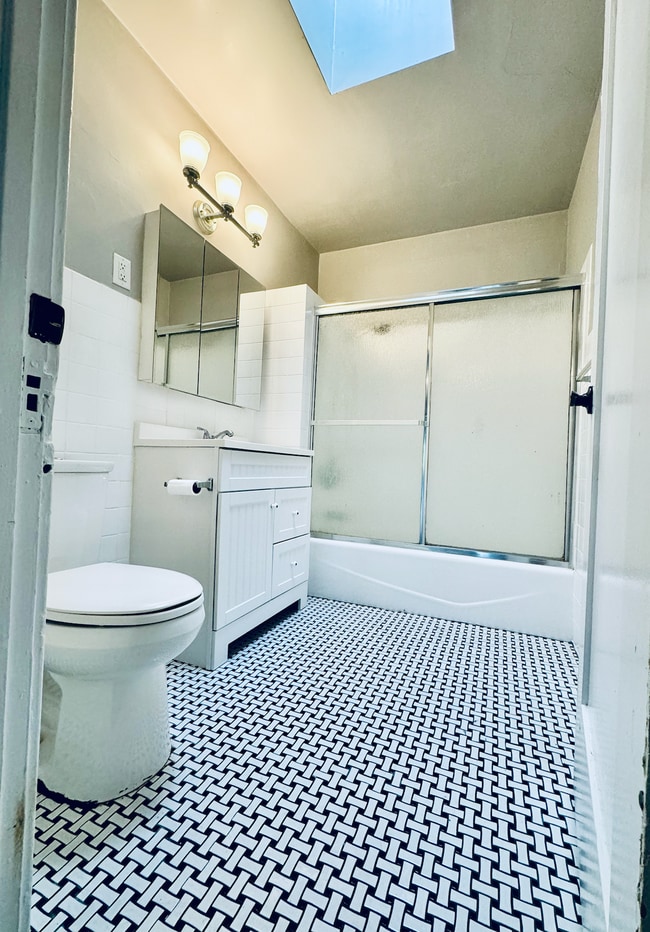 Bright clean bathroom w/skylight - 1007 S Plymouth Blvd