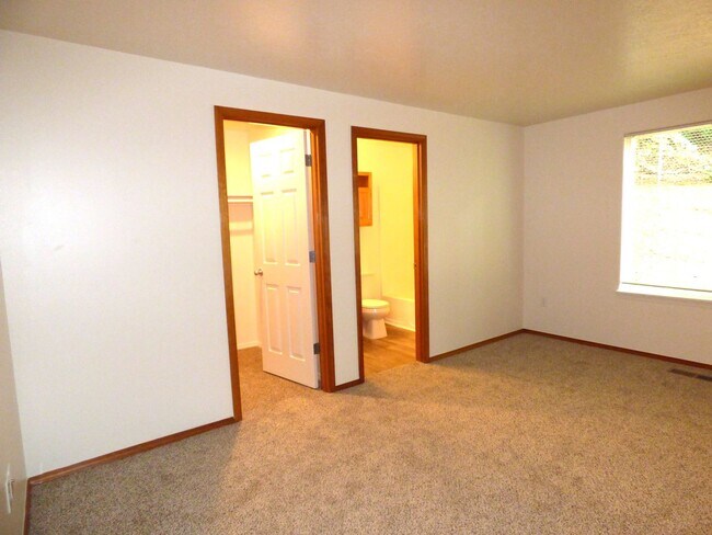 Building Photo - Rent Special: 1/2 Off August's Rent!! 3 bed 2 bath House in South Salem!