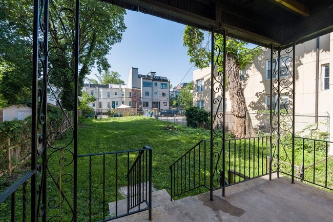 Building Photo - Spacious 6BR/1.5BA Row home