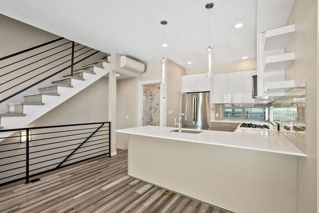 Building Photo - Elegant Mt. Baker End Unit Townhome with AIR CONDITIONING