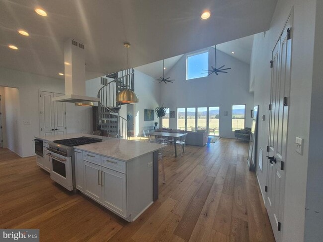 Building Photo - 330 Majestic Ln